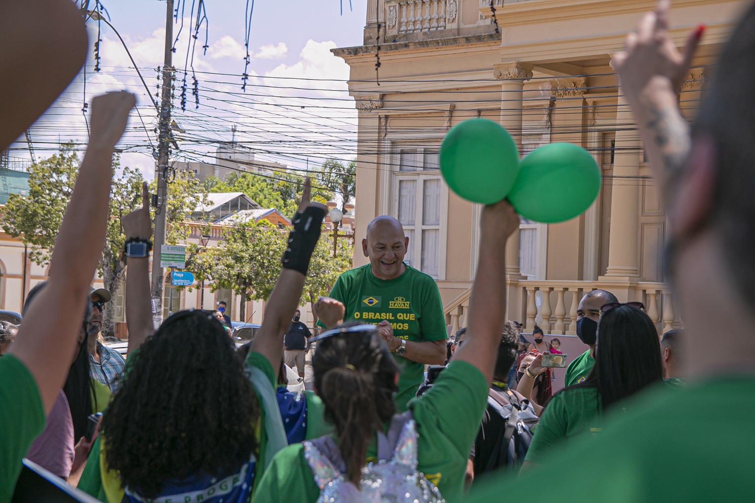 Enquanto o número de casos e mortes cresce no Brasil, manifestantes, em Pelotas, liberados pelo empresário bolsonarista Luciano Hang, protestam contra o isolamento social. Foto Volmer Perez/AGIF. Dezembro de 2020