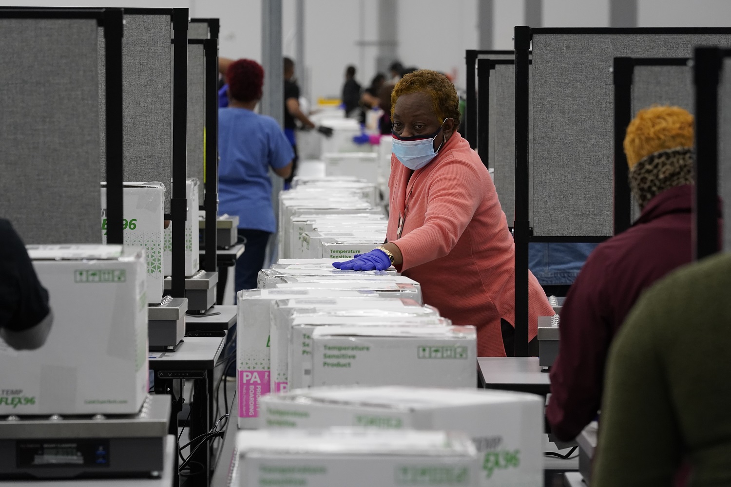 Paul Sancya/AFP. Dezembro de 2020 No centro de distribuição McKesson, em Olive Branch, no Mississippi, caixas com a vacina da farmacêutica Moderna são preparadas para envio para o resto do país. Foto Paul Sancya/AFP. Dezembro de 2020