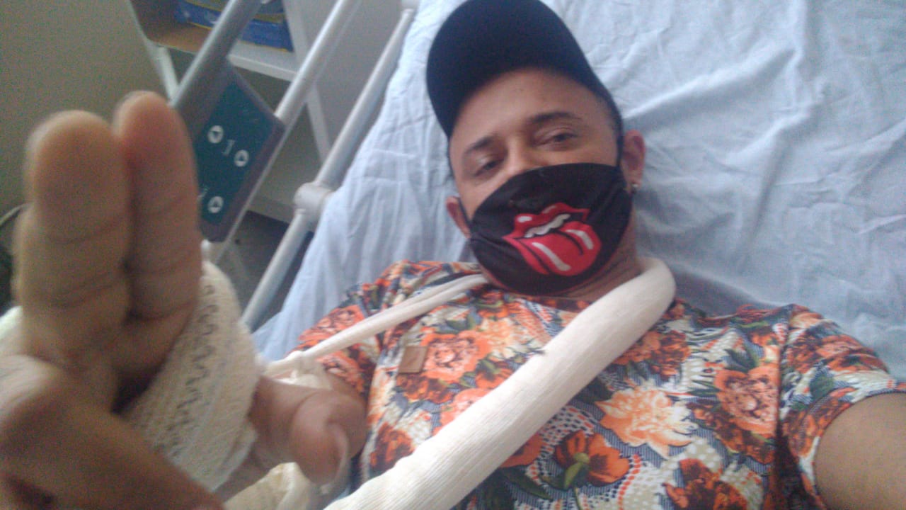 O candidato a vereador Fanta Cantor (Solidariedade) no hospital em Campina Grande (PB): espancamento após denunciar compra de votos no primeiro turno (Foto: Arquivo Pessoal)