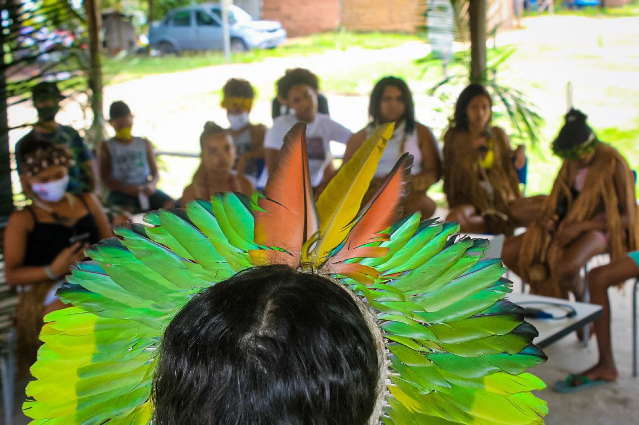 Indígenas se reúnem em aldeia: sem socorro dos agentes públicos, saberes tradicionais são usados na defesa contra o coronavírus. Foto reprodução