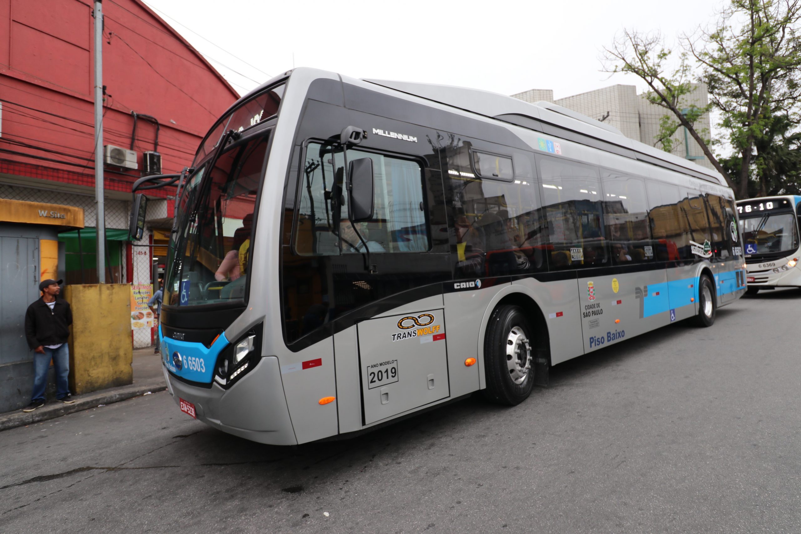 Ônibus elétrico circula em São Paulo: contratos são entrave para a eletrificação da frota (Foto: Divulgação/SPTrans)