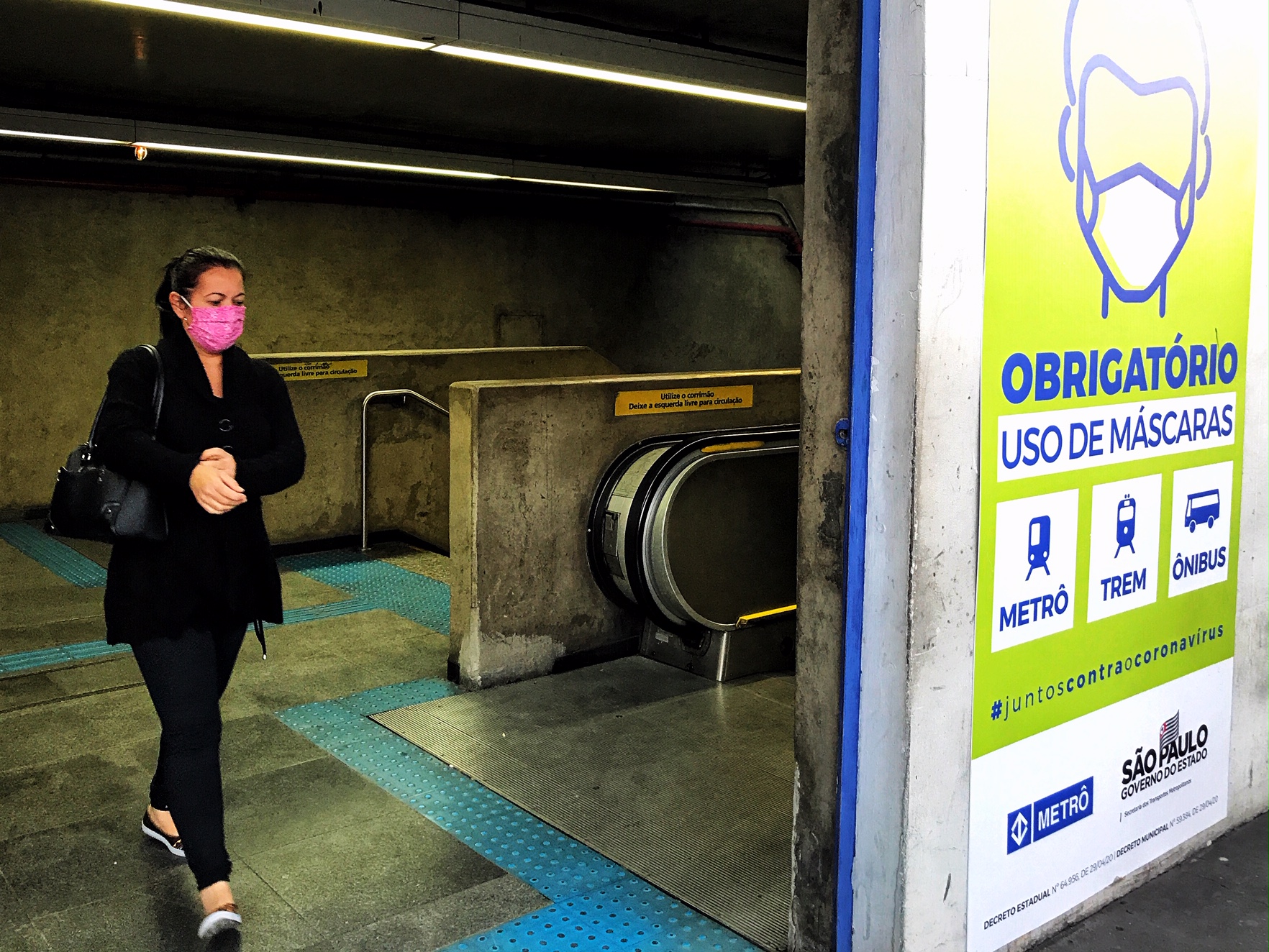 Usuária na saída da estação Paraíso do Metrô paraíso de São Paulo: empresa não vai pagar parte do salário de seus funcionários por conta da crise (Foto: Roberto Parizotti/Fotos Públicas)