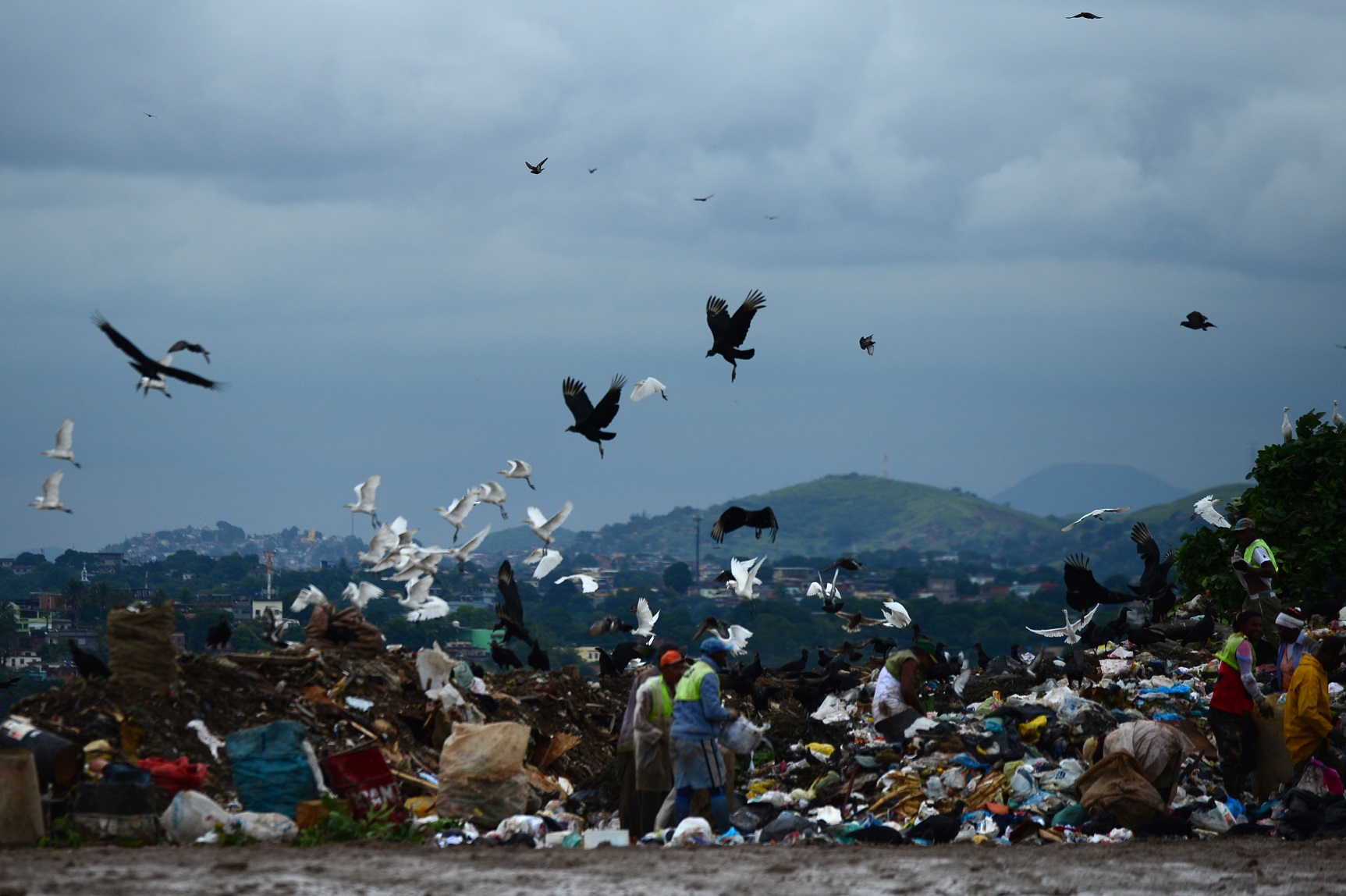 Foto Christophe Simon/AFP Um grupo de catadores trabalha no antigo lixão de Gramacho, fechado em 2012. Foto Christophe Simon/AFP