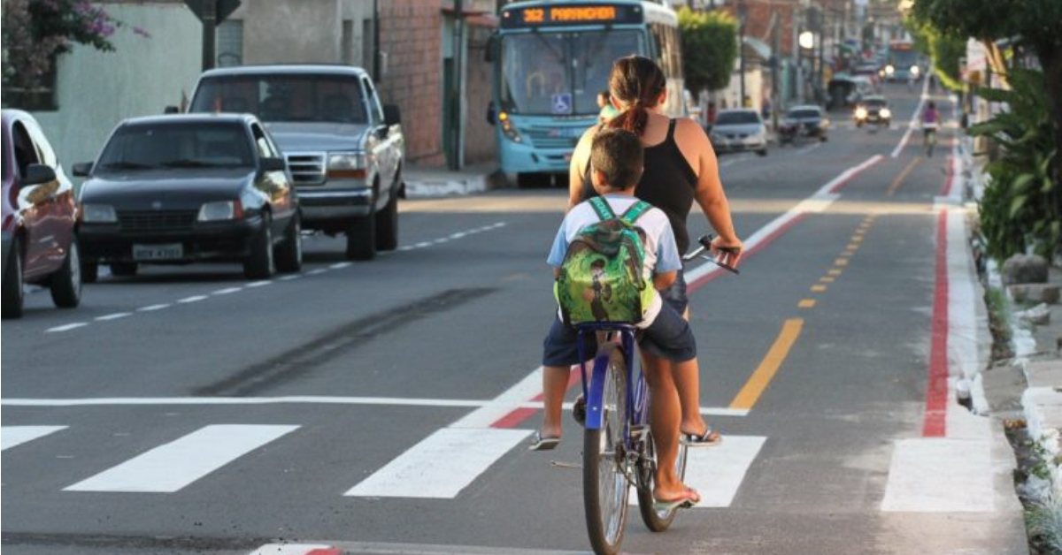 Mãe usa ciclofaixa para levar filho para escola em Fortaleza, grande cidade com melhor distribuição de vias para bicicletas: tornar acesso mais rápido e seguro é desafio (Foto: Prefeitura de Fortaleza)