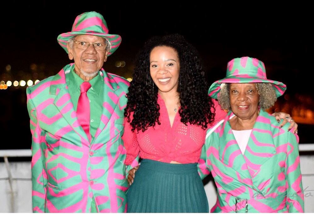 Com os pais, na quadra da Mangueira: família unida no amor pela verde e rosa. Foto do acervo pessoal