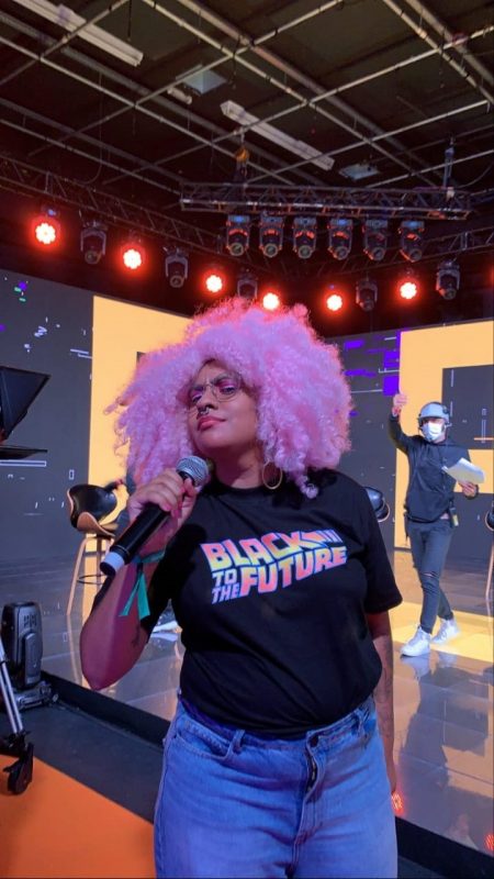 A produtora Andreza Delgado reclamou dos fones de ouvido, que comprados por R$ 200, que não se adaptaram ao seu cabelo black power. Foto Divulgação