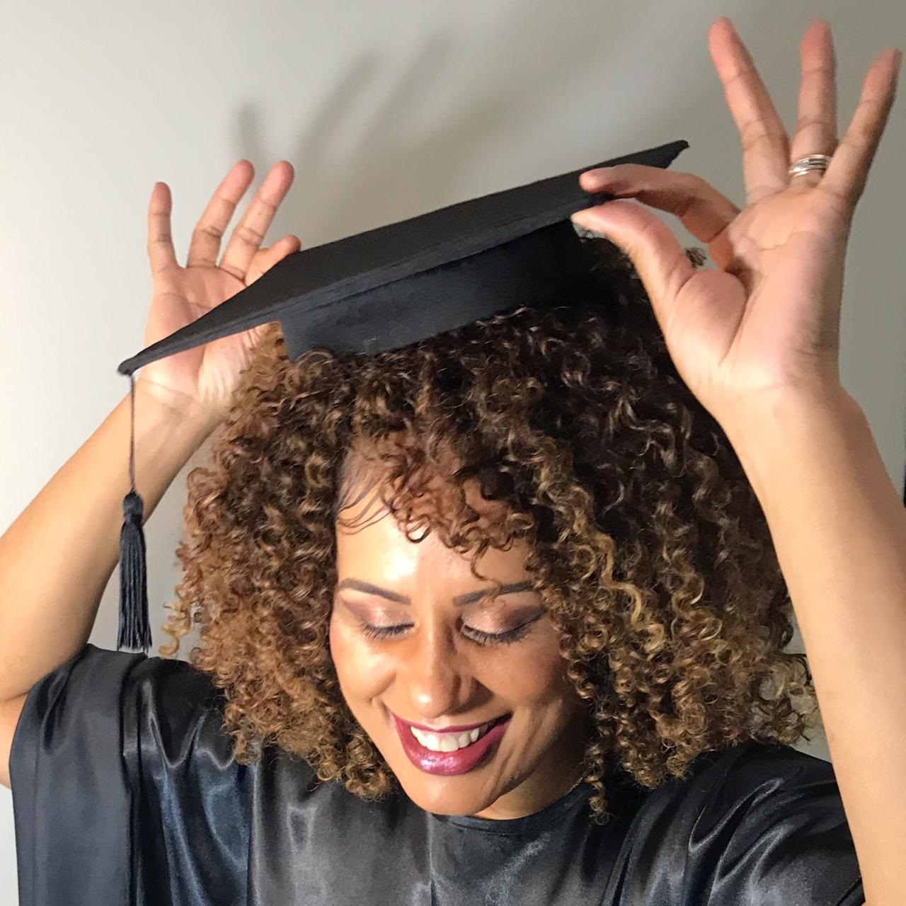 O chapéu de formatura ou capelo de formatura para cabelos afros pode ser a nova tendência do mercado. Foto Divulgação