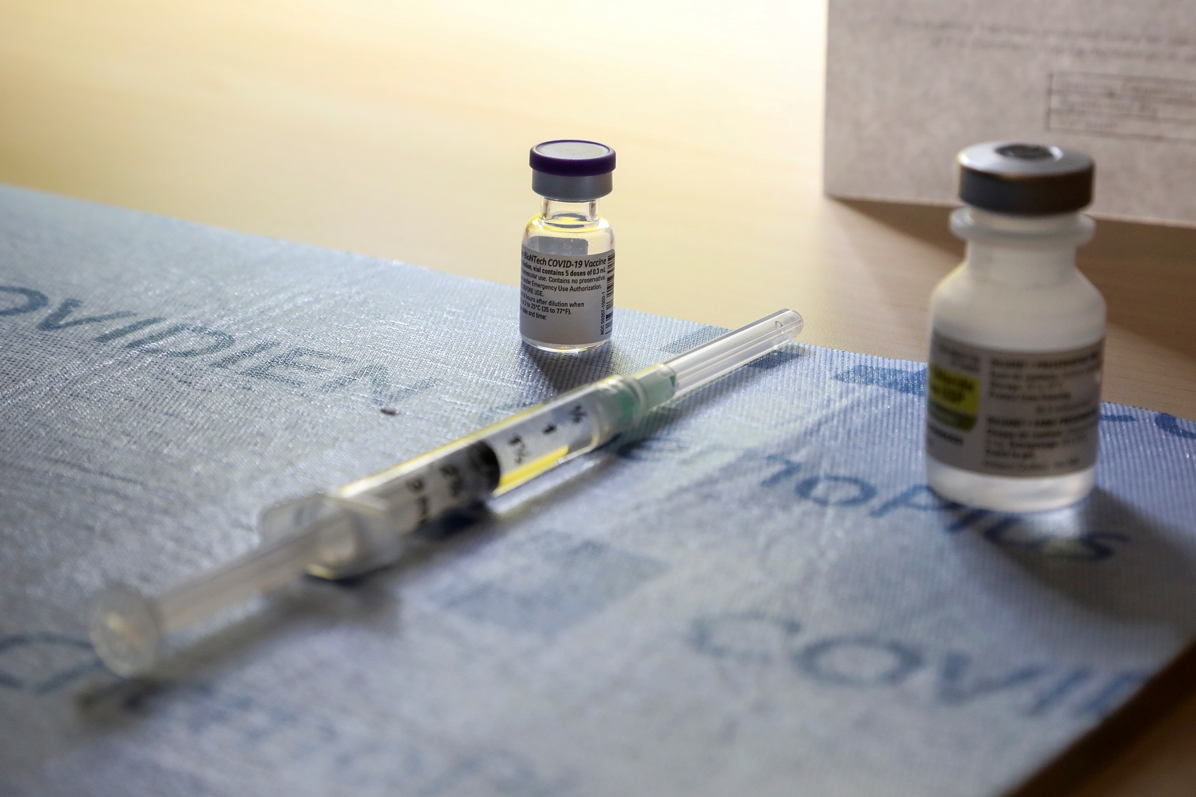 A vacina da Pfizer / BioNTEch contra a covid-19 chega a Toronto, uma das cidades mais afetadas pela pandemia no Canadá. Foto Carlos Osório/Pool/AFP. Dezembro de 2020
