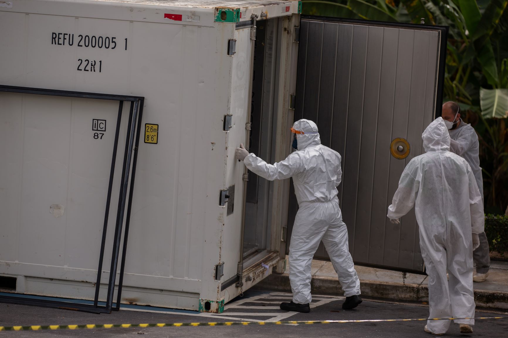 Frigorífico guarda corpos no Hospital Vinte e Oito de Agosto, em Manaus: espera até a abertura de vagas em cemitérios na capital do Amazonas (Michael Dantas/AFP)