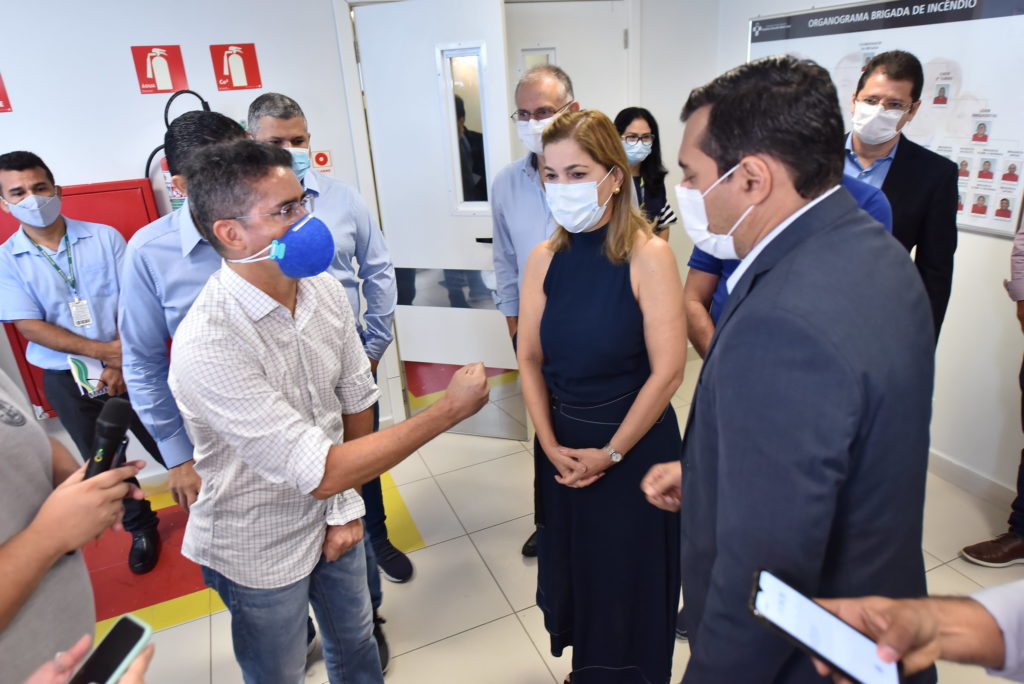 Secretária da Gestão do Trabalho e da Educação da Saúde do Ministério da Saúde, Mayra Pinheiro, conversa com o prefeito de Manaus, David Almeida, e o governador Wilson Lima: ajuda ao Amazonas, visita a unidades e defesa da cloroquina (Foto: Secom/AM)