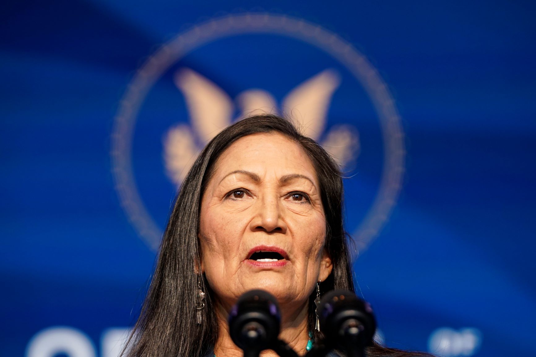 Deputada pelo Novo México, Deb Haaland será, na pasta do Interior, a primeira descendente de indígena a fazer parte do Ministério dos EUA: presidente quer ação coordenada nas questões climáticas (Foto: Joshua Roberts/Getty/AFP - 19/12/2020)
