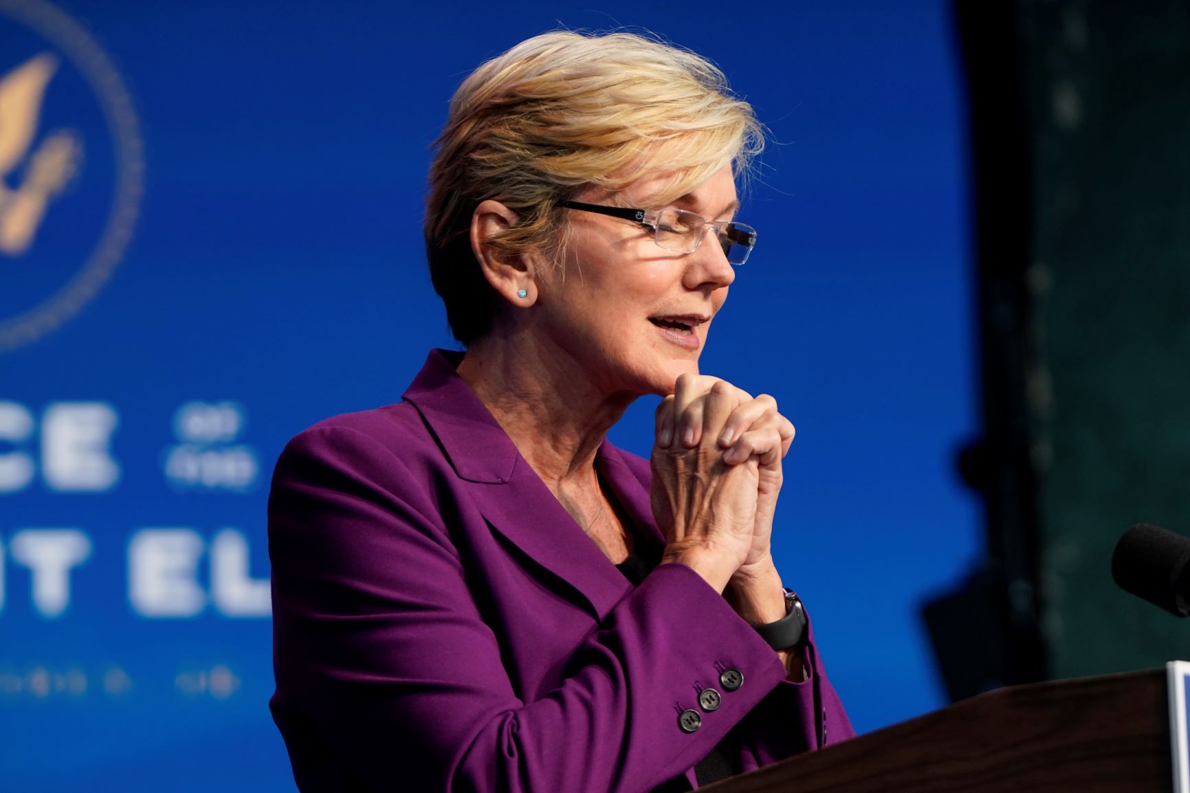 A ministra da Energia, Jennifer Granholm, ex-governadora do Michigan: desafios para acelerar mudança para energias renováveis (Foto: Joshua Roberts/Getty/AFP - 19/12/2020)