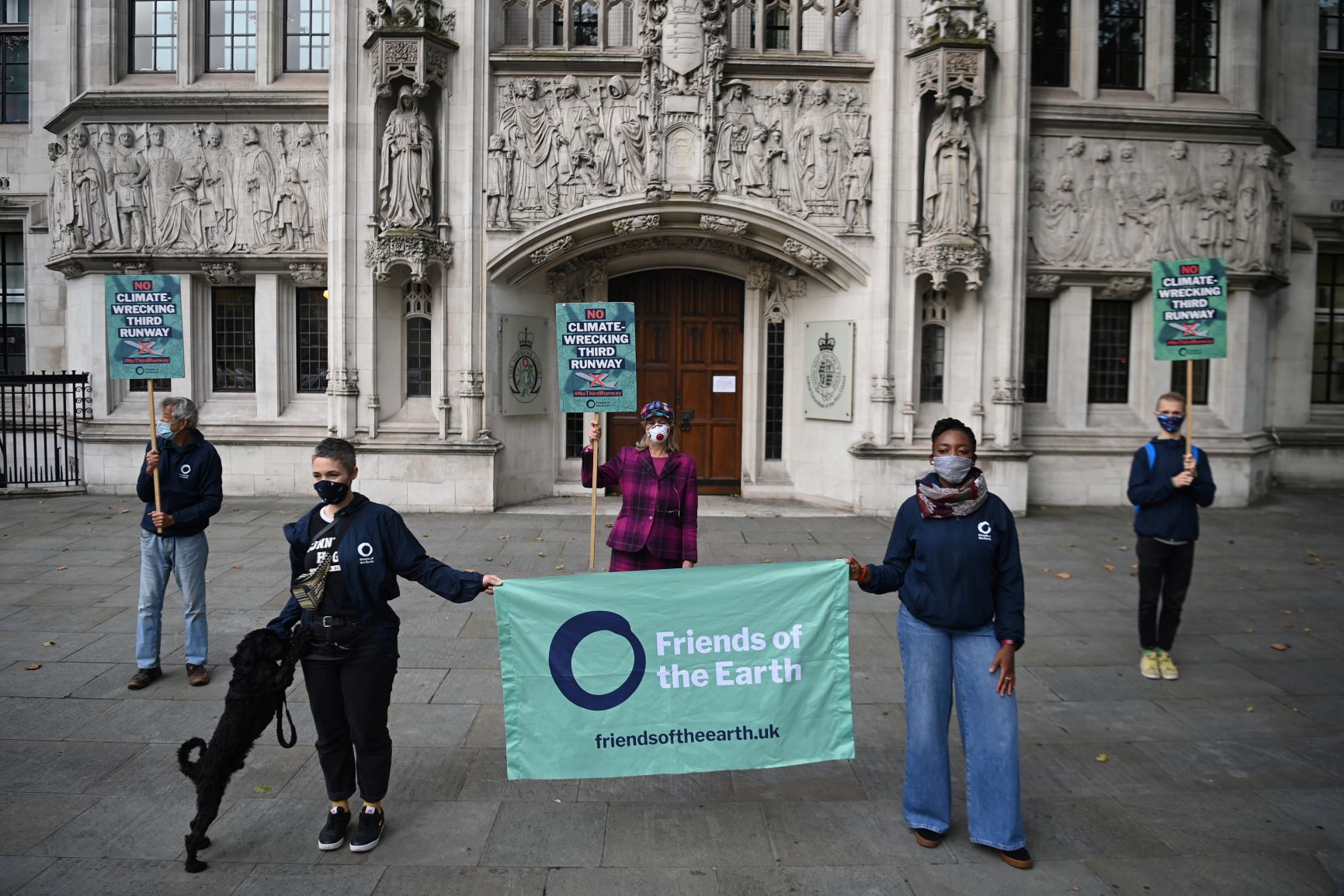 Ambientalistas protestam em frente à Suprema Corte do Reino Unido contra construção de mais uma pista no aeroporto de Heathrow, em Londres: aumentam, em todo o mundo, o número de ações na Justiça contra omissão dos governos sobre a crise climática (Foto: Daniel Leal-Olivas/AFP)