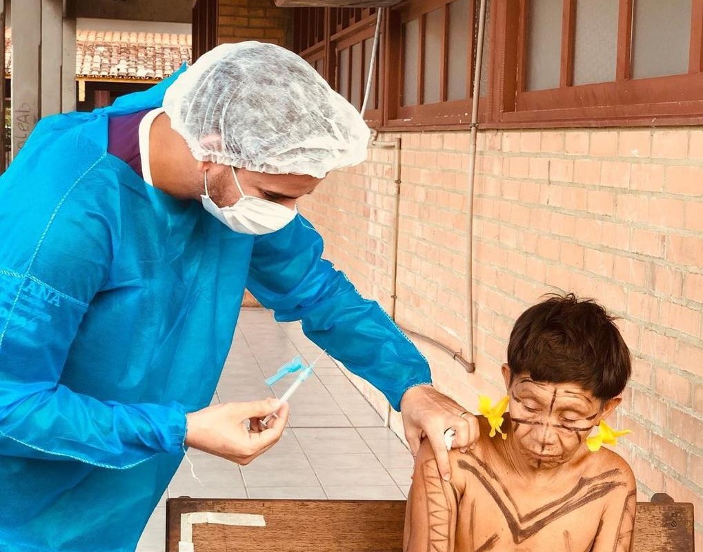 Idosa indígena é vacinada por agente de saúde em polo base na Terra Yanomami: falta de senso de urgência e de planejamento (Foto: Condisi-Y)