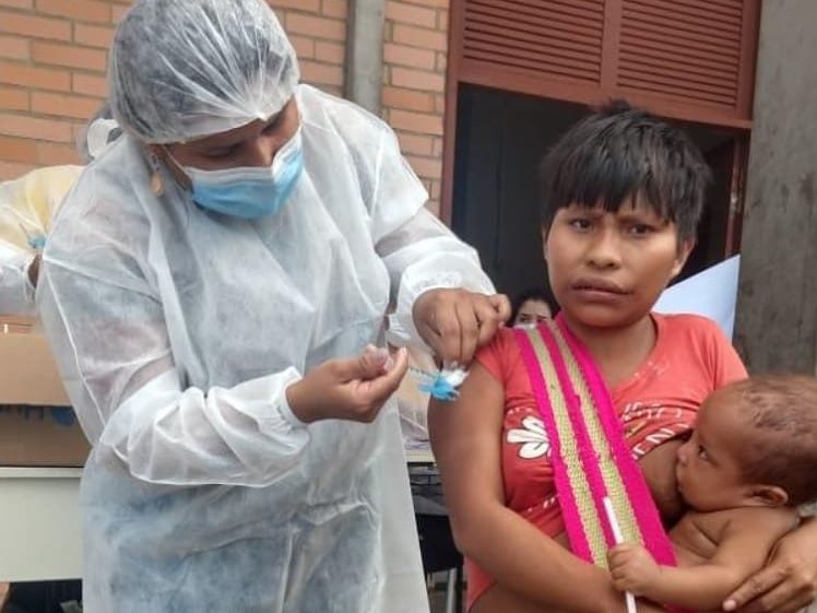 Indígena yanomami recebe dose no começo da vacinação da terra indígena: previsão de chegada na região do Surucucu é 1º de fevereiro (Foto: Dsei Yanomami)