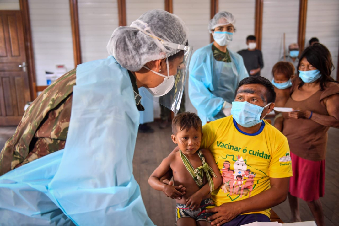 Atendimento a indígenas na Terra Yanomami no ano passado: morte de crianças em região ainda não alcançada por equipes médicos e vacinas (Foto: Agência Saúde -