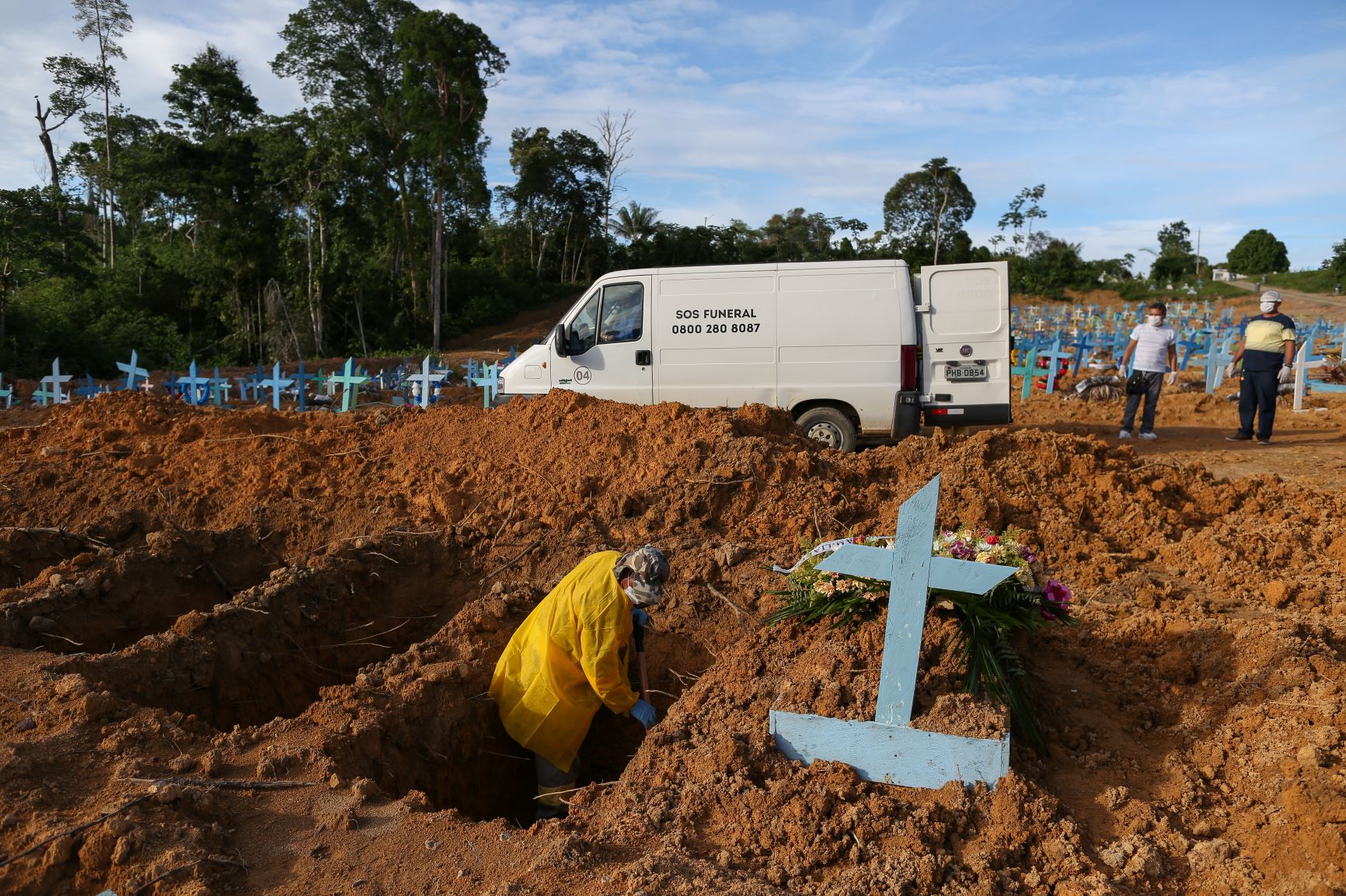 Funcionários do Cemitério Nossa Senhora Aparecida, em Manaus, abrem novas covas no penúltimo dia de 2020: crescimento entre novembro e dezembro de 120% do número de casos na capital (Michael Dantas/AFP)