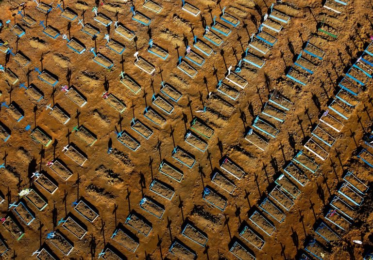 A imagem das covas abertas no cemitério Nossa Senhora Aparecida, em Manaus, correram o mundo como símbolo do drama da covid-19 no Brasil. Foto Michael Dantas/AFP