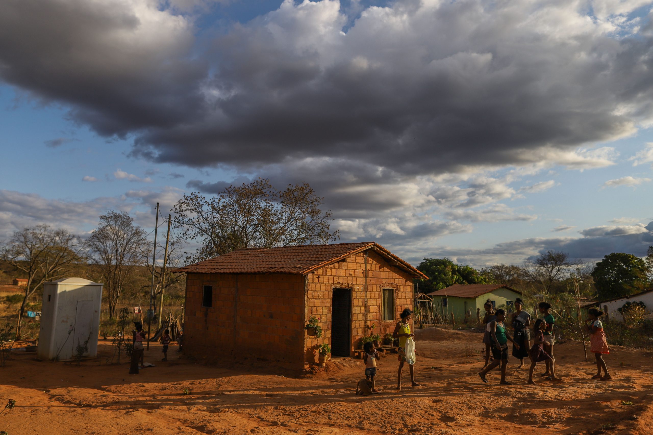 Dilma Gama, de amarelo, entre filhas e netos na aldeia: rotina de fome e desnutrição na reserva indígena Xakriabá (Foto: Flavio Tavares/Projeto Colabora)