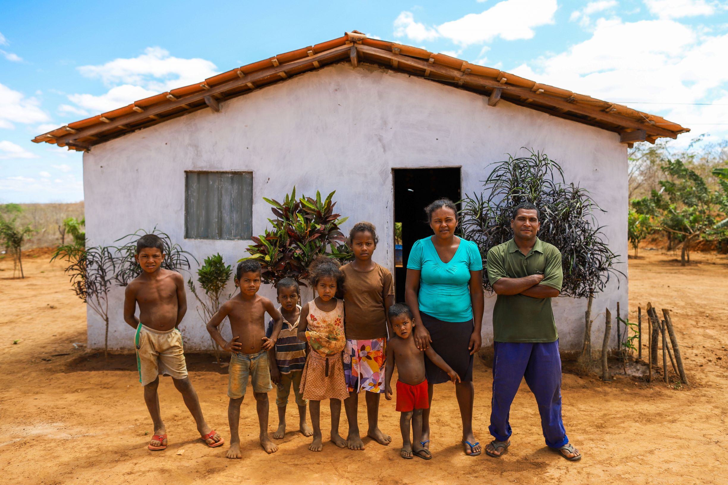 Joana, Israel e os seis filhos: menino só começou a falar com quatro anos de idade (Foto: Flávio Tavares)