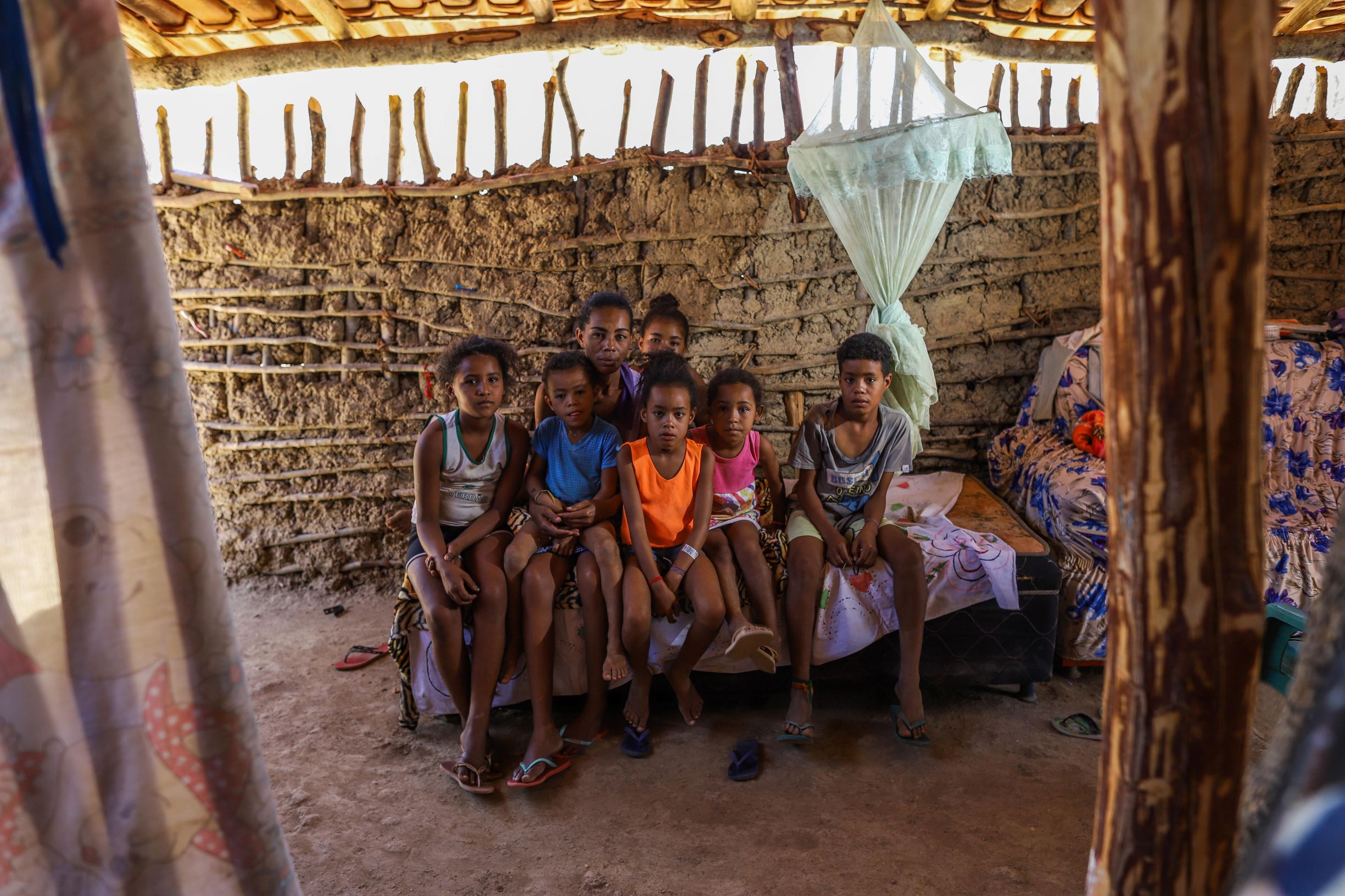 Dulcineia com seus seis filhos: sustento com R$ 600 do Bolsa Família e ajuda de parentes (Foto: Flávio Tavares)