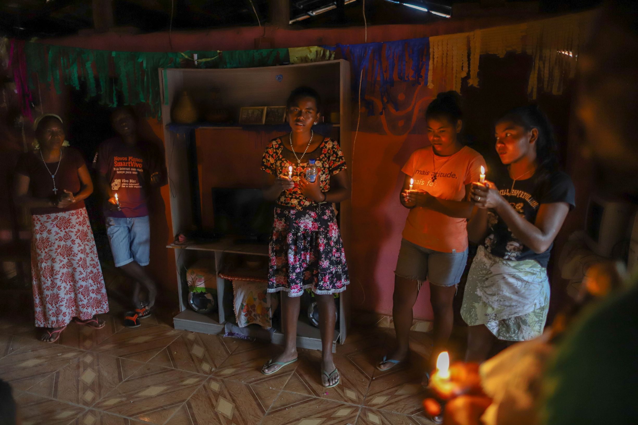Grupo Xakriabá faz rezas e cantos para chamar a chuva: mudança climática torna temporada de seca mais prolongada (Foto: Flávio Tavares)