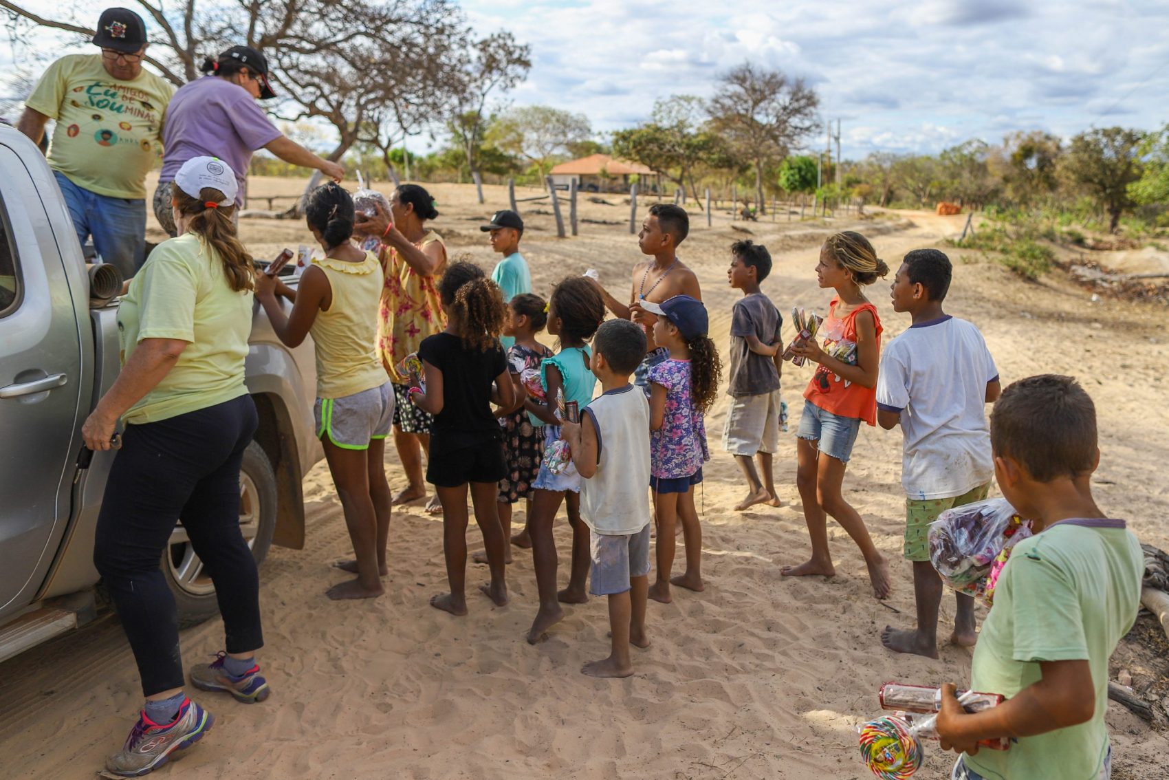 Indígenas fazem fila para receber daoções da ONG Amigos de Minas: carga dos caminhões nunca dá para todos (Foto: Flavio Tavares/Projeto Colabora)
