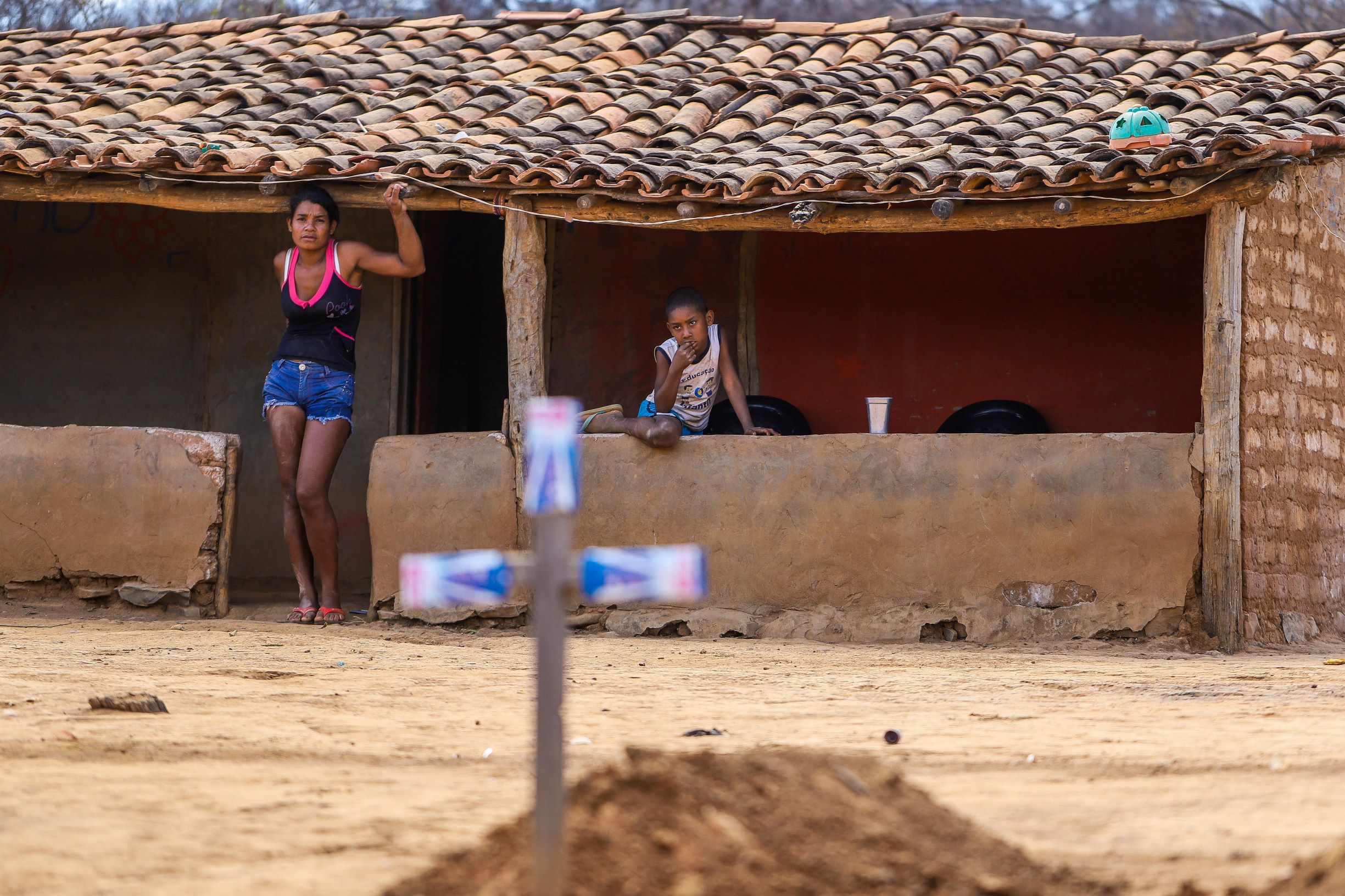 Elizabete Barros com seu filho na casa que construiu sozinha: grupo de mulheres da aldeia Embaúba comprova força da mulher indígena (Foto: Flávio Tavares)