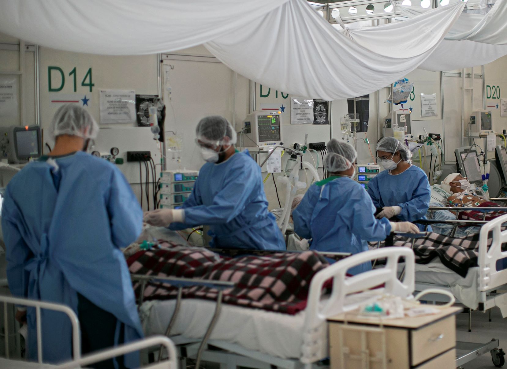 Profissionais de enfermagem atendem pacientes com covid-19 em hospital de Belém: sobrecarga de trabalho ainda maior durante a pandemia (Foto: Tarso Sarraf/AFP)