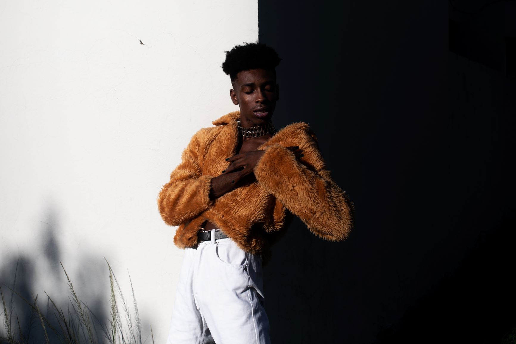 Documentário mostra Caio Guimarães produzindo suas próprias sessões de foto: "Pensava em ser modelo mas não achava uma referência no Brasil: não tem modelo negro, alto, magro e gay" (Foto: Francisco Poerner/Divulgação)