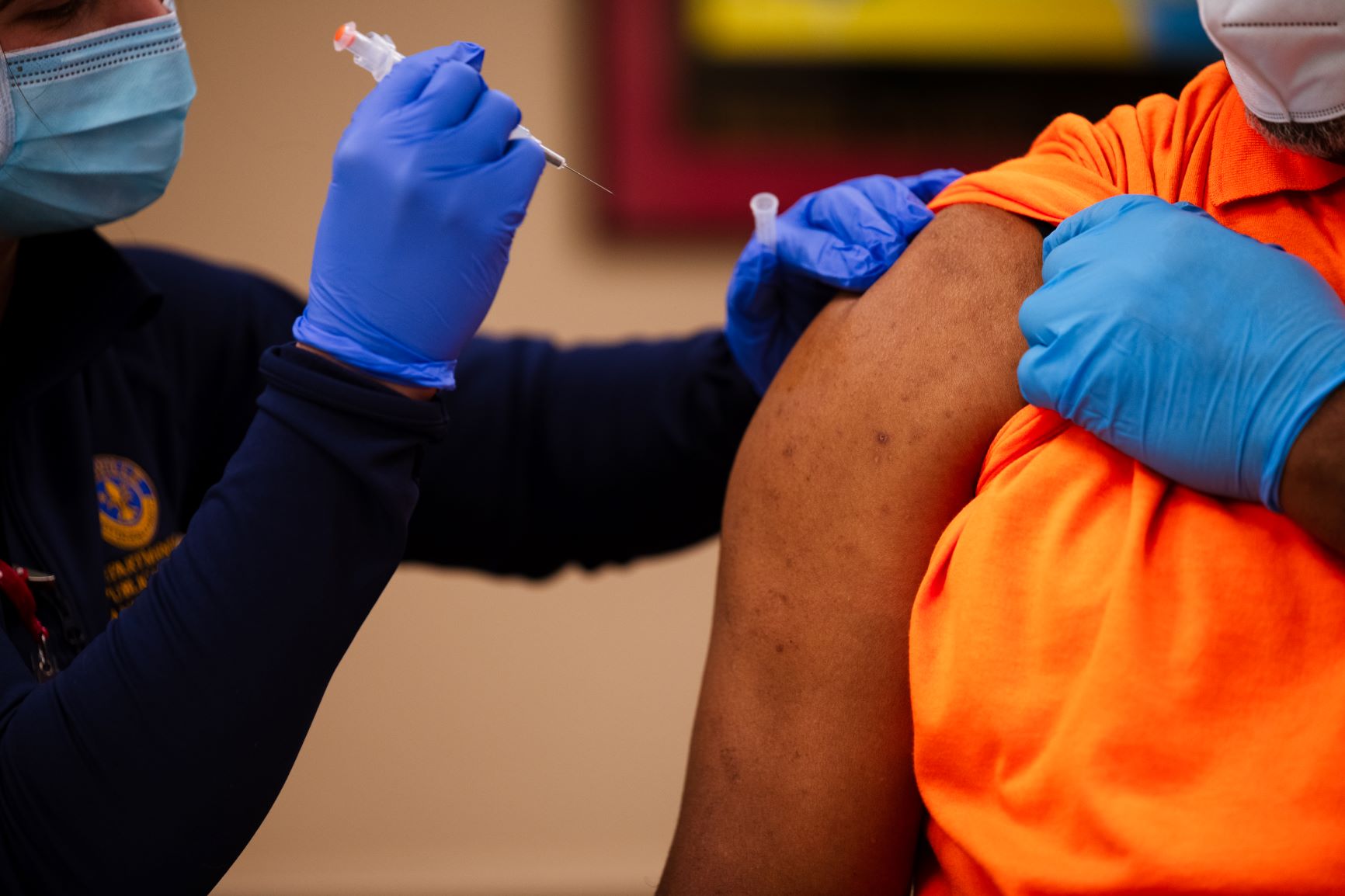 Vacinação na comunidade negra no Reino Unido: grupos anti-vacina usam fake news para criar temores e dúvidas sobre vacinação (Foto: Jon Cherry/AFP)