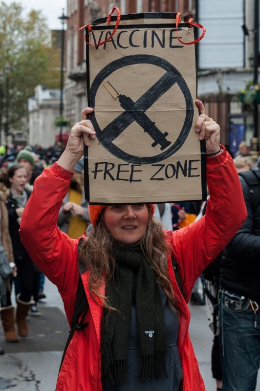 Protesto contra vacinação em Londres: racismo estrutural e desigualdade nos serviços de saúde facilitam disseminação de temores sobre a vacina contra covid-19 (Foto: WIktor Szymanowicz/NurPhoto /AFP)