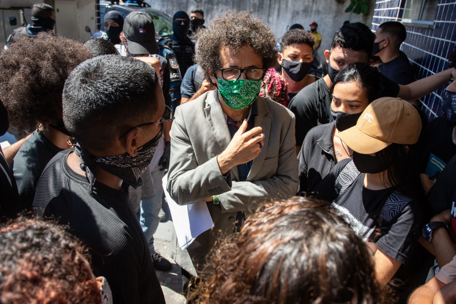 O advogado Marco Apolo, da Comissão de Direitos Humanos do Pará, durante manifestação contra o racismo em Belém: revolta entre os indígenas com versão das autoridades de segurança (Foto: Cícero Pedrosa Neto/Amazônia Real - 07/07/2020)