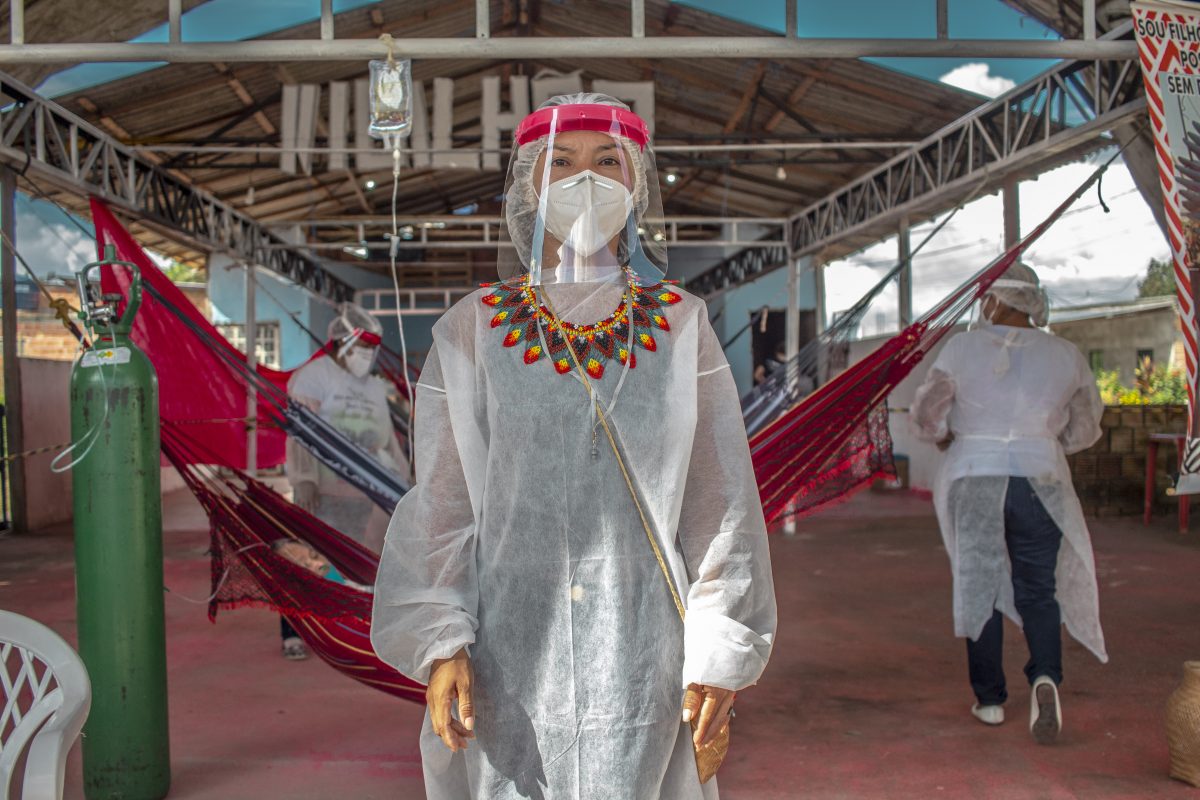 Profissional de saúde na unidade criada pelos indígenas: 180 atendimentos desde janeiro. Foto de Neto Ramos/Coiab