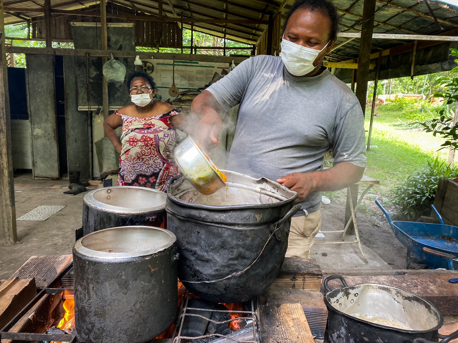 Raimundo Magno, presidente da Associação de Moradores da Comunidade Quilombola África, cozinhando pupunhas. Foto Pedrosa Neto