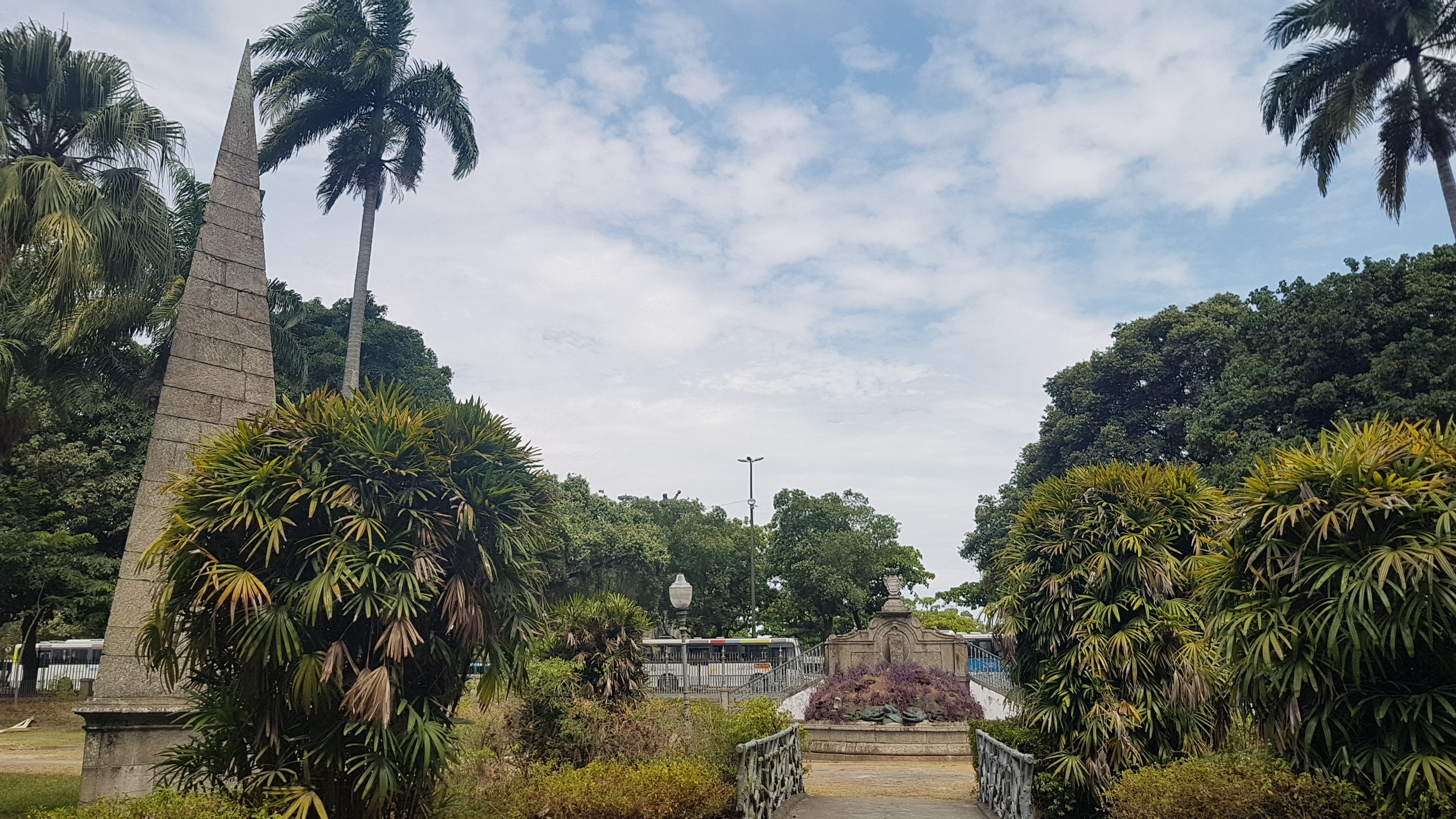 Chafariz dos Jacarés e a pirâmide triangular: obras de Mestre Valentim com mais de dois séculos sobrevivem no Passeio Público (Foto: Oscar Valporto)