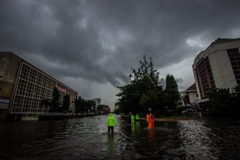 Enchente na Indonésia, fenômeno cada vez mais frequente em país com pouca variação na temperatura: pesquisa aponta que variação de apenas 1ºC na temperatura pode provocar queda de 5% na economia (Foto: WP Sihardian/NurPhoto/AFP)