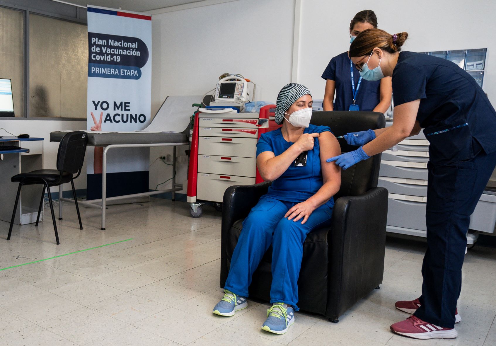 A enfermeria Zulema Riquelme recebe a vacina da Pfizer/Biontech no início da vacinação dos profissionais de saúde no Chile: aposta na diversificação (Foto: Marcelo Segura/Governo do Chile/AFP - 24/12/2020)