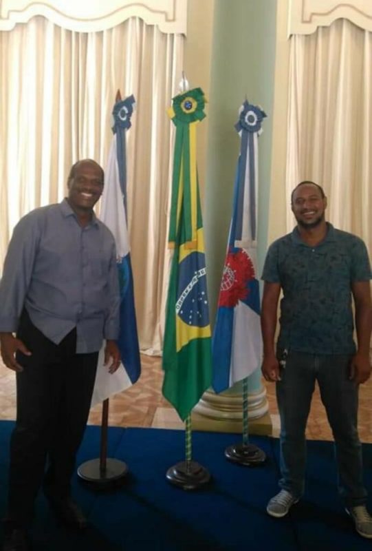 Ary (à esquerda) com o filho Leonardo: líder comunitário no Complexo da Maré (Foto: Arquivo Pessoal)