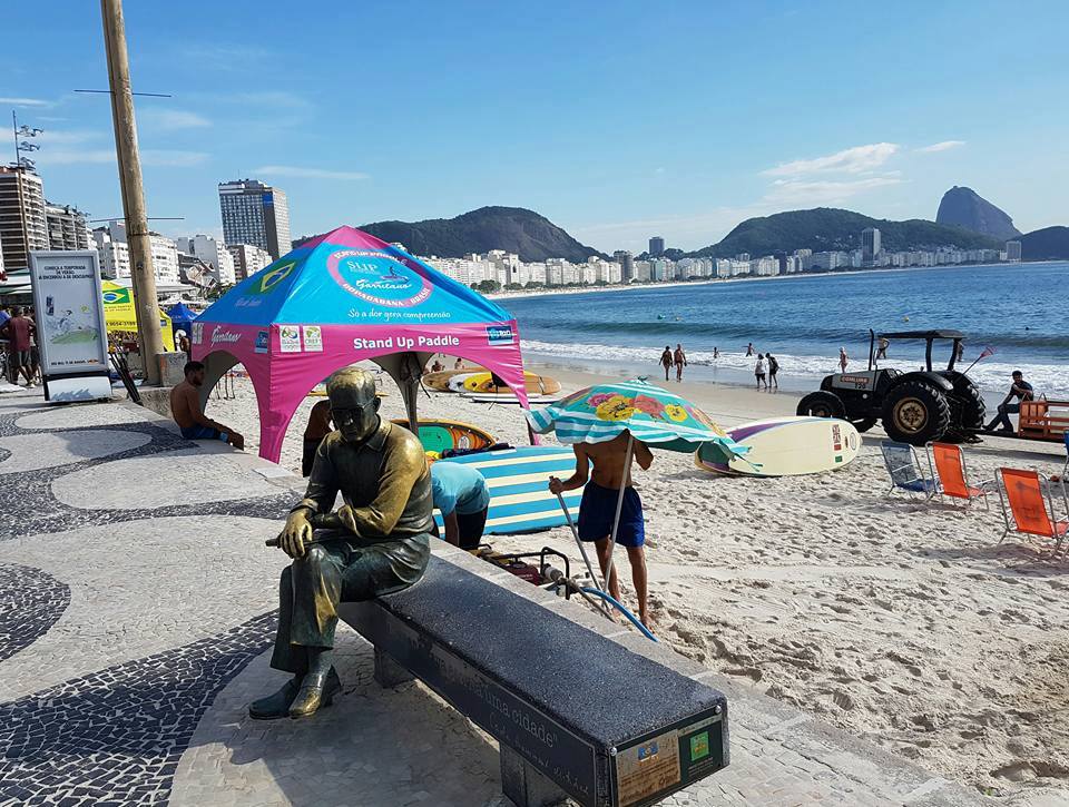 A estátua do poeta no Posto 6: atração turística (Foto: Oscar Valporto - 01/02/2017)