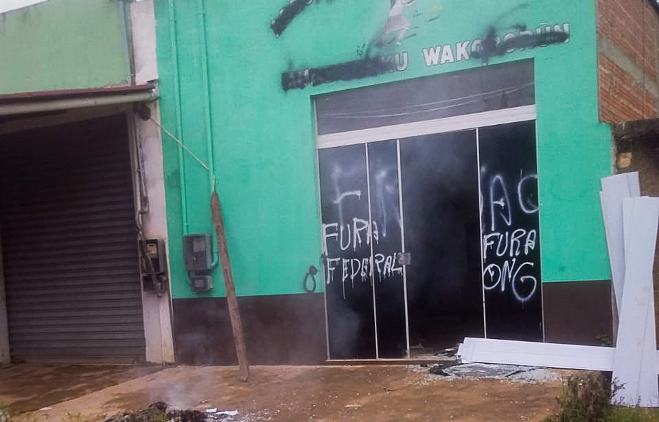 Pichações deixadas pelos invasores na fachada da sede da Associação de Mulheres Indígenas Munduruku: "Fora Federal" e "Fora ONGs" ((Foto: AMIM- Wakomborum)