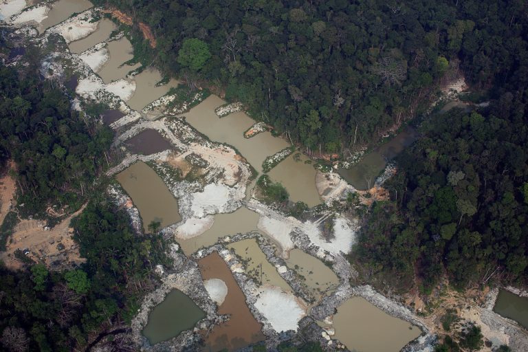 Sobrevoo na região sudoeste do Pará em 17/09/2020, quinta-Garimpo ilegal na Terra Indígena Munduruku, município de Jacareacanga: tensão crescente desde 2017 (Foto: Marizilda Cruppe/Amazônia Real/Amazon Watch - 17/09/2020)
