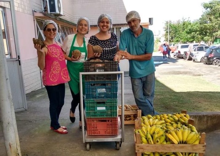 Agricultores celebram entregas via PAA para o campus Nova Iguaçu da Universidade Rural, antes da pandemia. Foto Divulgação
