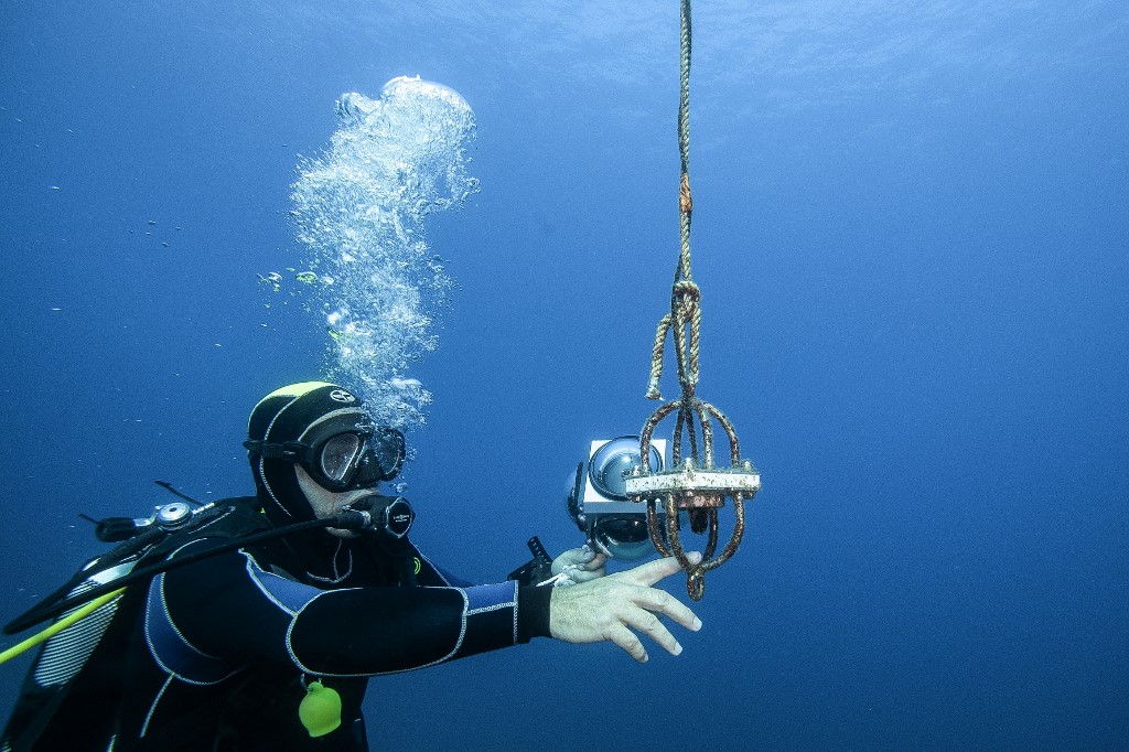 Hidrofone usado por pesquisadores da agência francesa de biodiversidade na costa de Ajaccio, no Mar Mediterrâneo: cada vez mais estudos sobre poluição sonora na vida marinha (Foto: Boris Horvat / AFP)