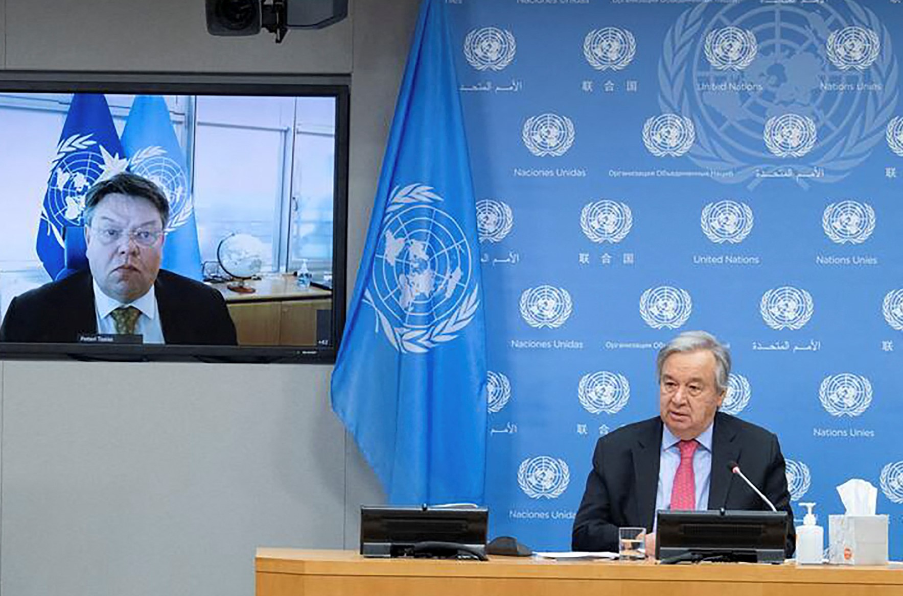O secretário-geral da ONU, António Guterres, na entrevista coletiva conjunta com Petteri Taalas (na tela) para o lançamento do relatório da OMM sobre estado global do clima: alertas para abismo climático e crise implacável. (Foto: Eskinder Debebe / ONU / AFP)