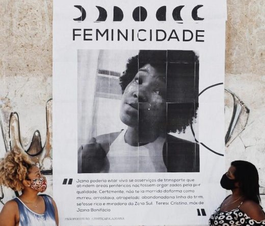 Teresa Cristina (à direita), mãe de Joana, e a pesquisadora Rafaela, prima da universitária atropelada: revolta com o descaso (Foto: Fael Miranda/Casa Fluminense)
