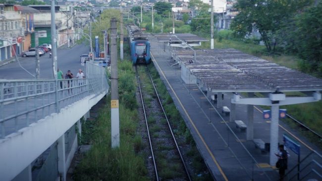 Trem na estação Coelho da Rocha: ramais que atravessam a Baixada são alvos de reclamações sobre abandono e falta de manutenção (Foto: Laís Dantas/Casa Fluminense)