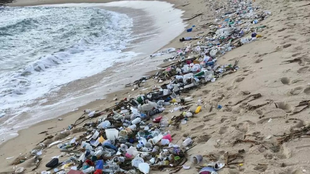 Lixo na praia de Tabatinga, no litoral sul do Rio Grande do Norte: pescadores ainda não recuperados do impacto do derramamento de óleo de 2019 (Foto: Idema/RN)