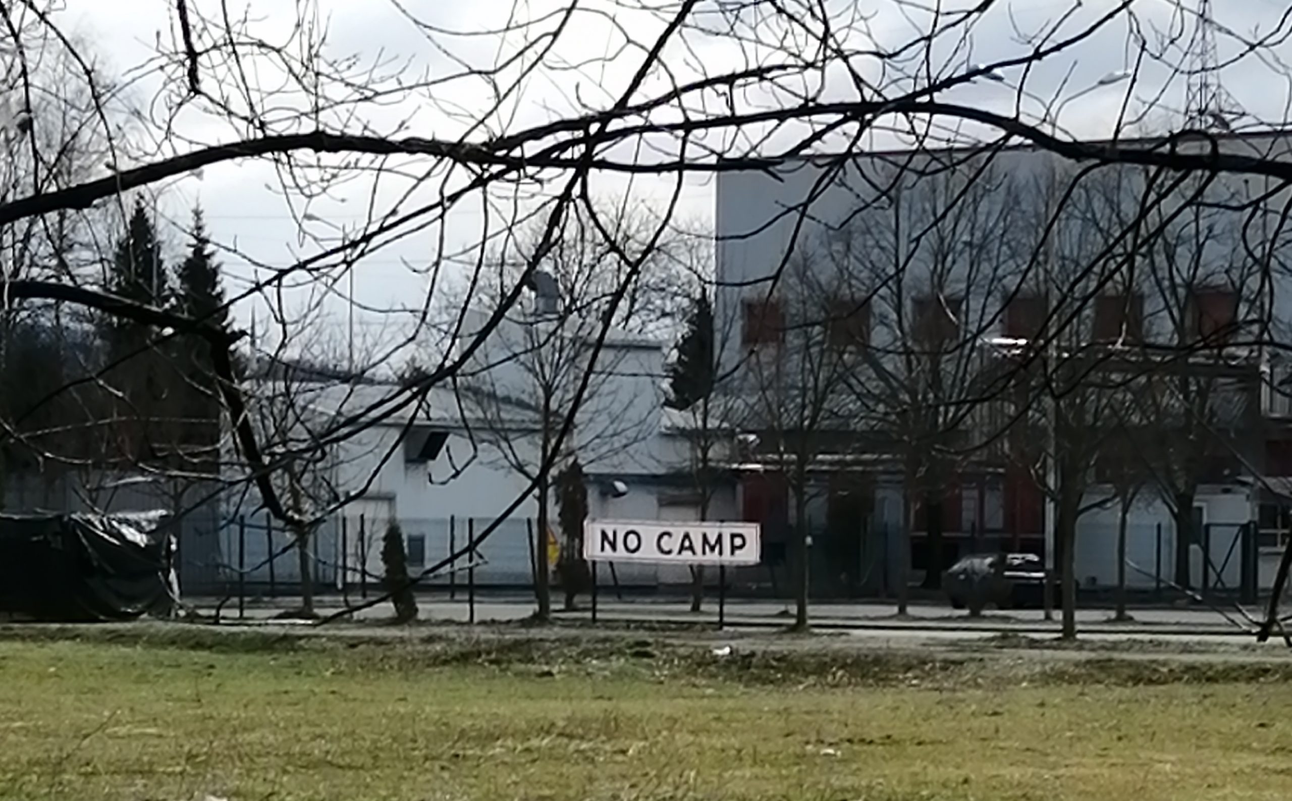 Nas bordas da Europa: faixa de protesto na cidade de Bihac contra os campos de refugiados. Foto Janaina Cesar