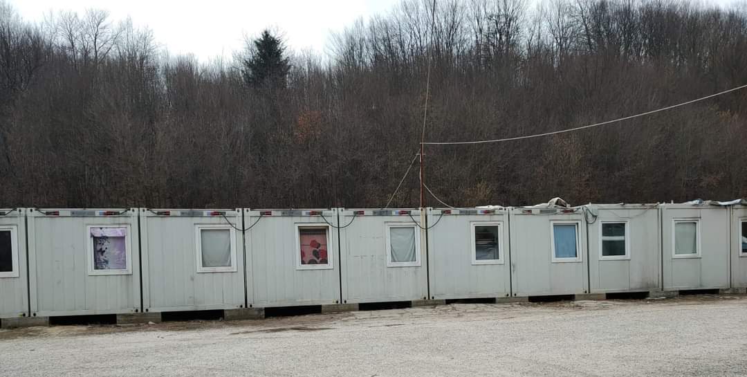 Nas bordas da Europa: contêineres que abrigam refugiados no campo de Hadžići, perto de Sarajevo, com famílias amontoadas em condições terríveis